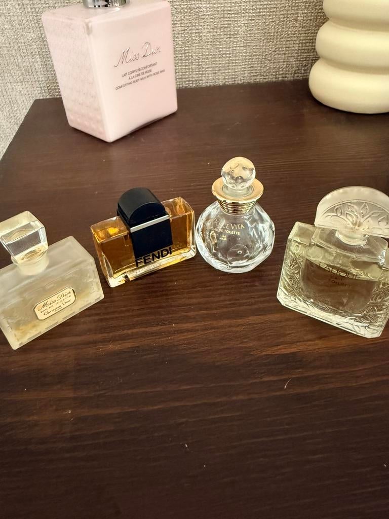Miniatuur flesjes parfum, Ophalen of Verzenden, Gebruikt, Miniatuur, Gevuld