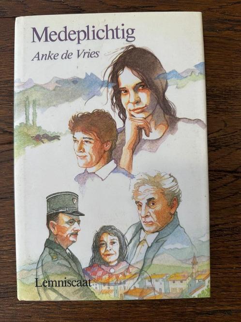 Medeplichtig - Anke de Vries, Boeken, Kinderboeken | Jeugd | 13 jaar en ouder, Zo goed als nieuw, Ophalen of Verzenden