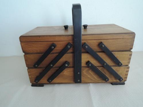 Ouderwetse houten naaidoos, Hobby en Vrije tijd, Naaien en Fournituren, Zo goed als nieuw, Overige typen, Ophalen of Verzenden