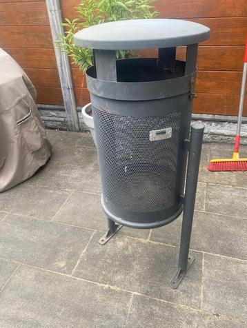 Buitenprullenbak zoekt vaste grond onder z'n voeten - €20 beschikbaar voor biedingen