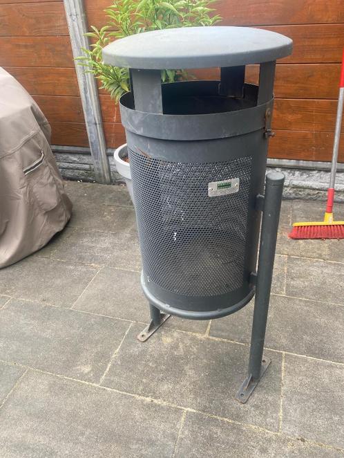 Buitenprullenbak zoekt vaste grond onder z'n voeten - €20, Tuin en Terras, Tuinmeubel-accessoires, Gebruikt, Ophalen