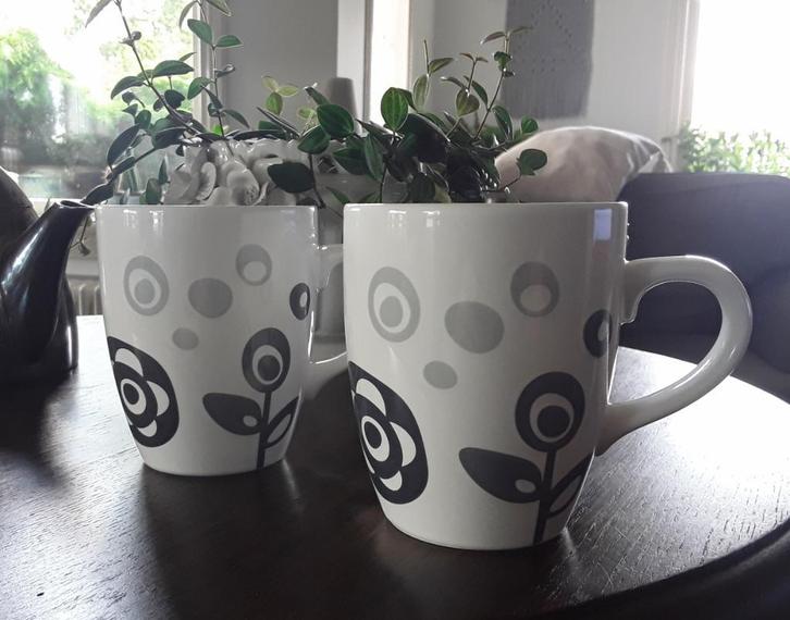 2 grote mokken - bloem - wit zwart grijs - hema (nieuw), Huis en Inrichting, Keuken | Servies, Nieuw, Kop(pen) en/of Schotel(s)