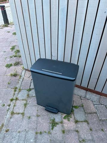 Curver prullenbak beschikbaar voor biedingen