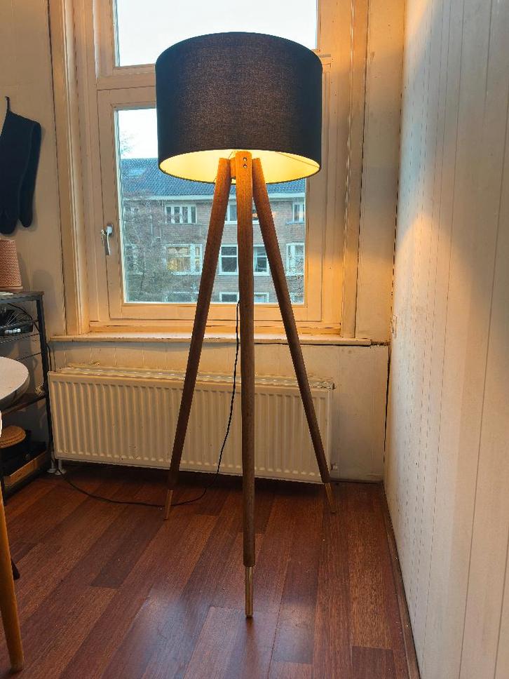 Made tripod vloerlamp – hout & donkergroene kap, Huis en Inrichting, Lampen | Vloerlampen, Gebruikt, 150 tot 200 cm, Hout, Metaal