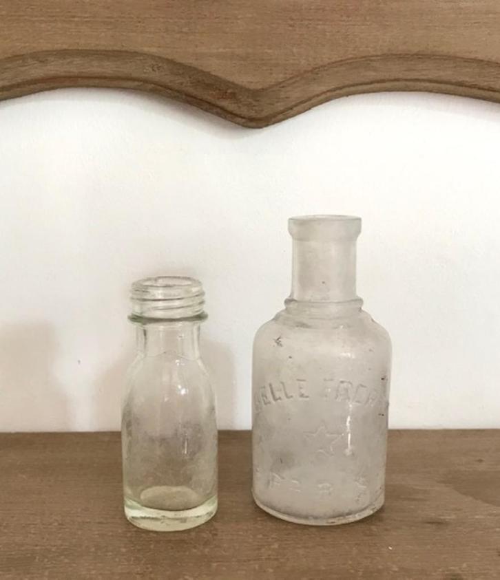 Twee ronde iriserende flesjes uit Frankrijk, Antiek en Kunst, Antiek | Glas en Kristal, Ophalen of Verzenden