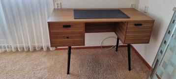 Vintage Bureau met Lades en Zwart Bureaulegger beschikbaar voor biedingen
