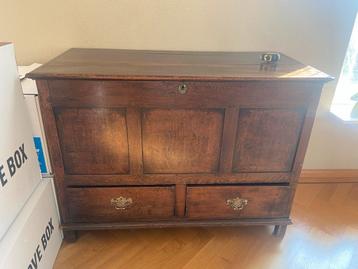 Antieke vintage dekenkist met lades beschikbaar voor biedingen