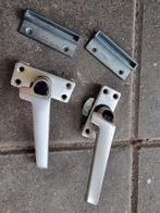 2 Axa Raamsluitingen met Drukknop, Doe-het-zelf en Verbouw, Hang- en Sluitwerk, Ophalen of Verzenden