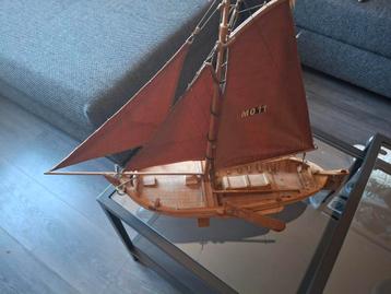 van hout gemaakt de monnickendam 40 cm lengte breedte 14 cm  beschikbaar voor biedingen