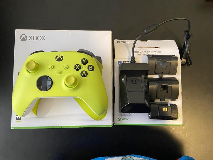 Xbox Series Controller + Hori Solo Charge Station, Spelcomputers en Games, Spelcomputers | Xbox One, Zo goed als nieuw, 500 GB