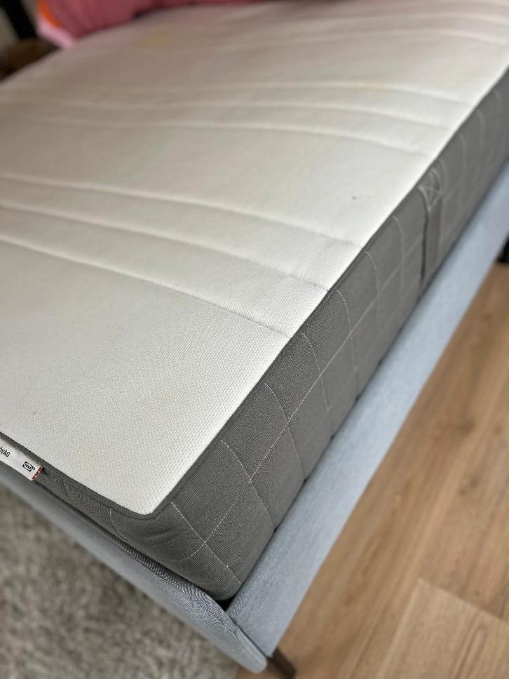 IKEA HOVAG matress and SLATTUM bed frame, Huis en Inrichting, Slaapkamer | Bedden, Zo goed als nieuw, Tweepersoons, 140 cm, 200 cm