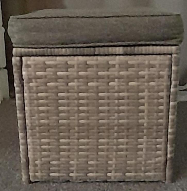 Bruine hocker van kunsttof gevlochten riet met kussen, Tuin en Terras, Tuinstoelen, Zo goed als nieuw, Kunststof, Stapelbaar, Ophalen of Verzenden