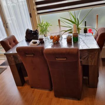 Eettafel bruin beschikbaar voor biedingen