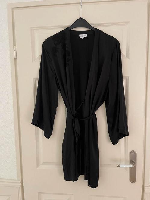 Marjolaine zijde duster maat 44 zwart, Kleding | Dames, Ondergoed en Lingerie, Nachtkleding, Zwart, Verzenden