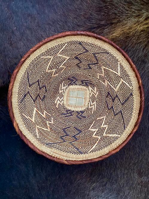 Prachtige unieke originele Tonga mand ong 40cm handgemaakt, Huis en Inrichting, Woonaccessoires | Schalen en Manden, Nieuw, Mand