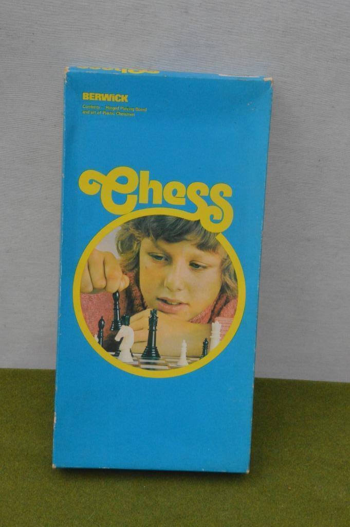 Vintage schaakbord in doos Chess set Engels uit de jaren 60, Hobby en Vrije tijd, Gezelschapsspellen | Bordspellen, Gebruikt, Een of twee spelers