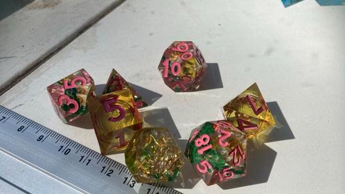 Bloemen sharp edge resin liquid core dnd dobbelstenen, Hobby en Vrije tijd, Gezelschapsspellen | Bordspellen, Zo goed als nieuw