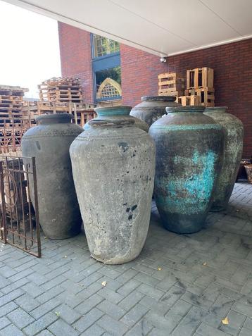 Grote aardewerk potten in diverse maten. beschikbaar voor biedingen