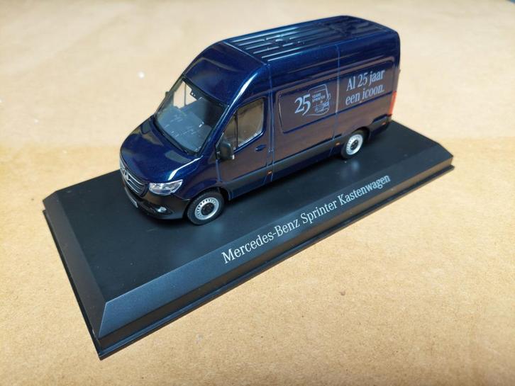 1/43 - M: Norev - Mercedes Benz Sprinter (25 jaar) blauw, Hobby en Vrije tijd, Modelauto's | 1:43, Nieuw, Auto, Norev, Ophalen of Verzenden