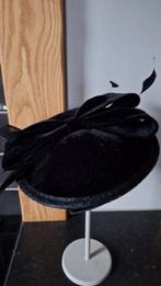 Maddox fluweel fascinator, Kleding | Dames, Hoeden en Petten, Ophalen of Verzenden, Zo goed als nieuw, One size fits all