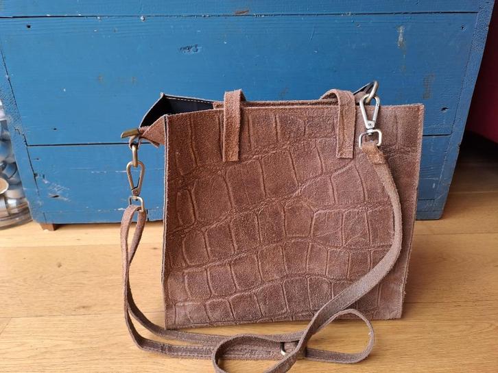 Stoere boho hippie bruine leren tas met reliëfprint, Sieraden, Tassen en Uiterlijk, Tassen | Schoudertassen, Zo goed als nieuw