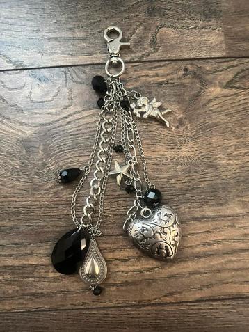 Zilver met zwarte sleutelhanger beschikbaar voor biedingen