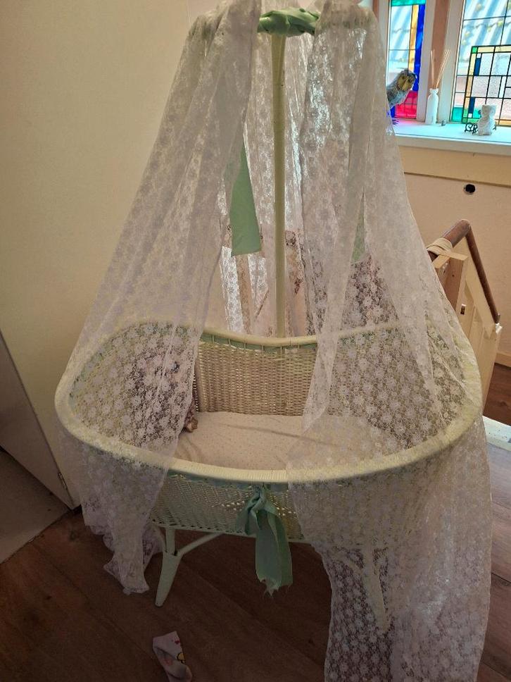 Rotan wiegje met hemelte, Kinderen en Baby's, Babywiegjes en Ledikanten, Zo goed als nieuw, Wieg, Ophalen