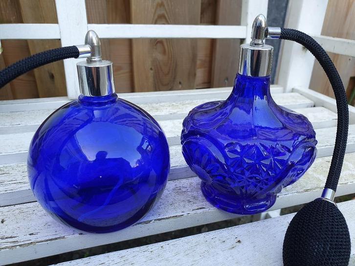 Brocante parfumflessen parfumverstuivers blauw met kwast, Antiek en Kunst, Curiosa en Brocante, Verzenden