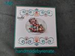 Nr. 566 Handgemaakte geborduurde wenskaart knuffel nodig?, Ophalen of Verzenden, Nieuw, Overige thema's