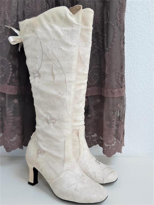Victoriaanse stijl witte laarzen voor uitgaan of huwelijk, Kleding | Dames, Schoenen, Zo goed als nieuw, Hoge laarzen, Wit, Verzenden