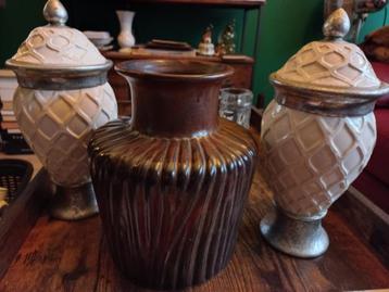 Vintage twee witte vazen met deksel*bloemvaas  beschikbaar voor biedingen