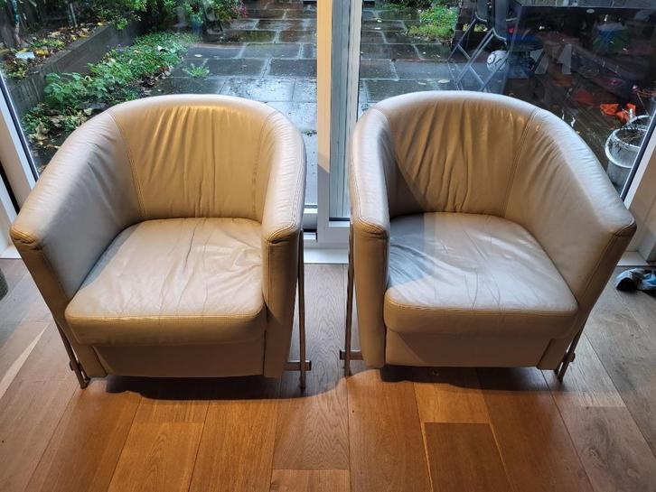 2 leren kuipstoeltjes lichtgrijs, Huis en Inrichting, Fauteuils, Gebruikt, Leer, Metaal, 50 tot 75 cm, Minder dan 75 cm, Ophalen
