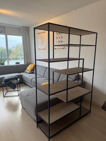 Open kast beschikbaar voor biedingen