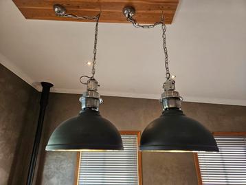 Industriele hanglampen. 2 stuks. beschikbaar voor biedingen
