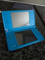 Nintendo DSi XL in nette staat, Spelcomputers en Games, Spelcomputers | Nintendo DS, Ophalen of Verzenden, Zo goed als nieuw, Blauw