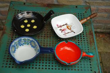 Vintage keramische kleine pannetjes met handvat beschikbaar voor biedingen