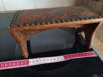 Antiek laag bankje, inklapbaar, lederen bekleding, eikenhout beschikbaar voor biedingen