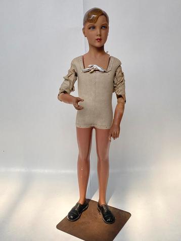 Jongen mannequin beschikbaar voor biedingen