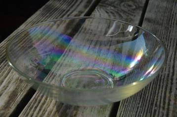 Mooi iriserend glazen schaaltje, gesigneerd beschikbaar voor biedingen