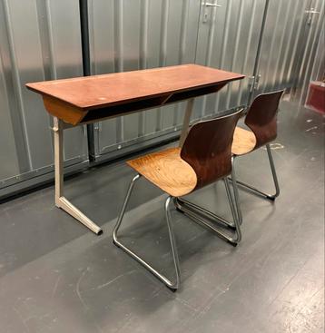 Vintage schooltafel met 2 stoelen beschikbaar voor biedingen
