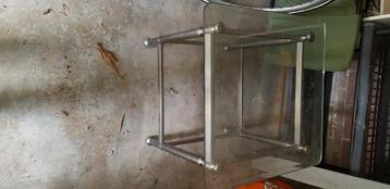 Glazen tafeltje beschikbaar voor biedingen