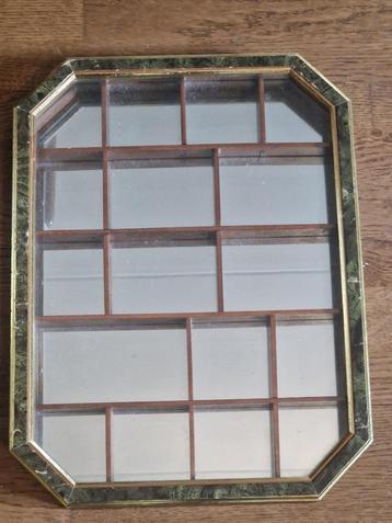 Twee decoratieve vitrines beschikbaar voor biedingen