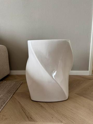 Bijzettafel wit beschikbaar voor biedingen