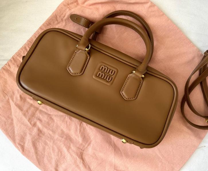 leren tas  miu miu, Sieraden, Tassen en Uiterlijk, Tassen | Damestassen, Nieuw, Schoudertasje, Bruin, Verzenden