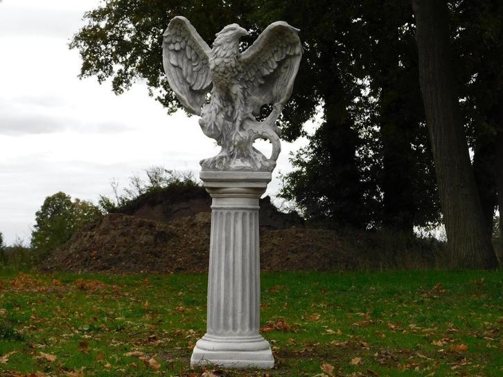 Beeld Adelaar op Sokkel - 127 cm - Steen, Tuin en Terras, Tuinbeelden, Nieuw, Steen, Ophalen of Verzenden
