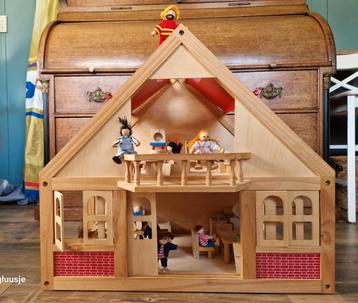 Houten Poppenhuis, inclusief inrichting beschikbaar voor biedingen