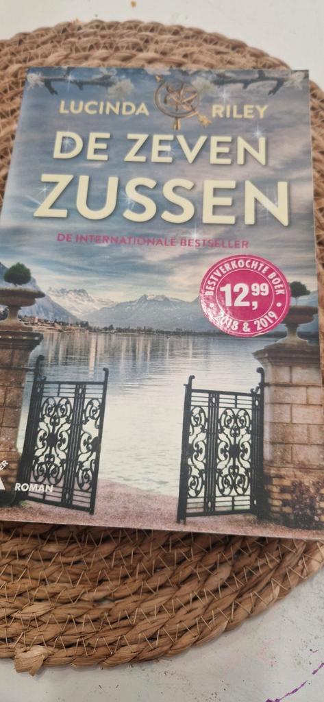 Lucinda Riley - De zeven zussen, Boeken, Literatuur, Zo goed als nieuw, Nederland, Ophalen of Verzenden