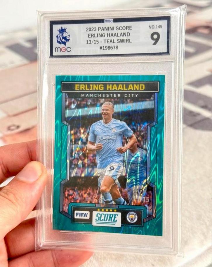 2023-2024 Panini Fifa score Erling Haaland /15 teal swirl 9, Verzamelen, Sportartikelen en Voetbal, Zo goed als nieuw, Spelerskaart