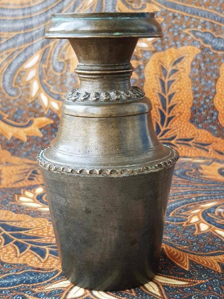 Mooie zware antieke Oosterse vaas van brons 15,5 cm., Antiek en Kunst, Antiek | Vazen, Ophalen of Verzenden