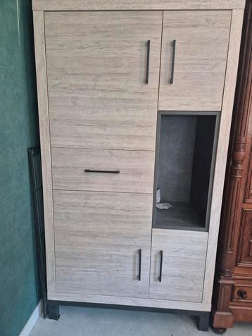 Moderne Kast met Lade, Deuren en Planken beschikbaar voor biedingen